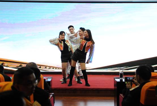 瀘州公司舉辦30周年慶職工文藝匯演舞蹈《鐵路陽光》